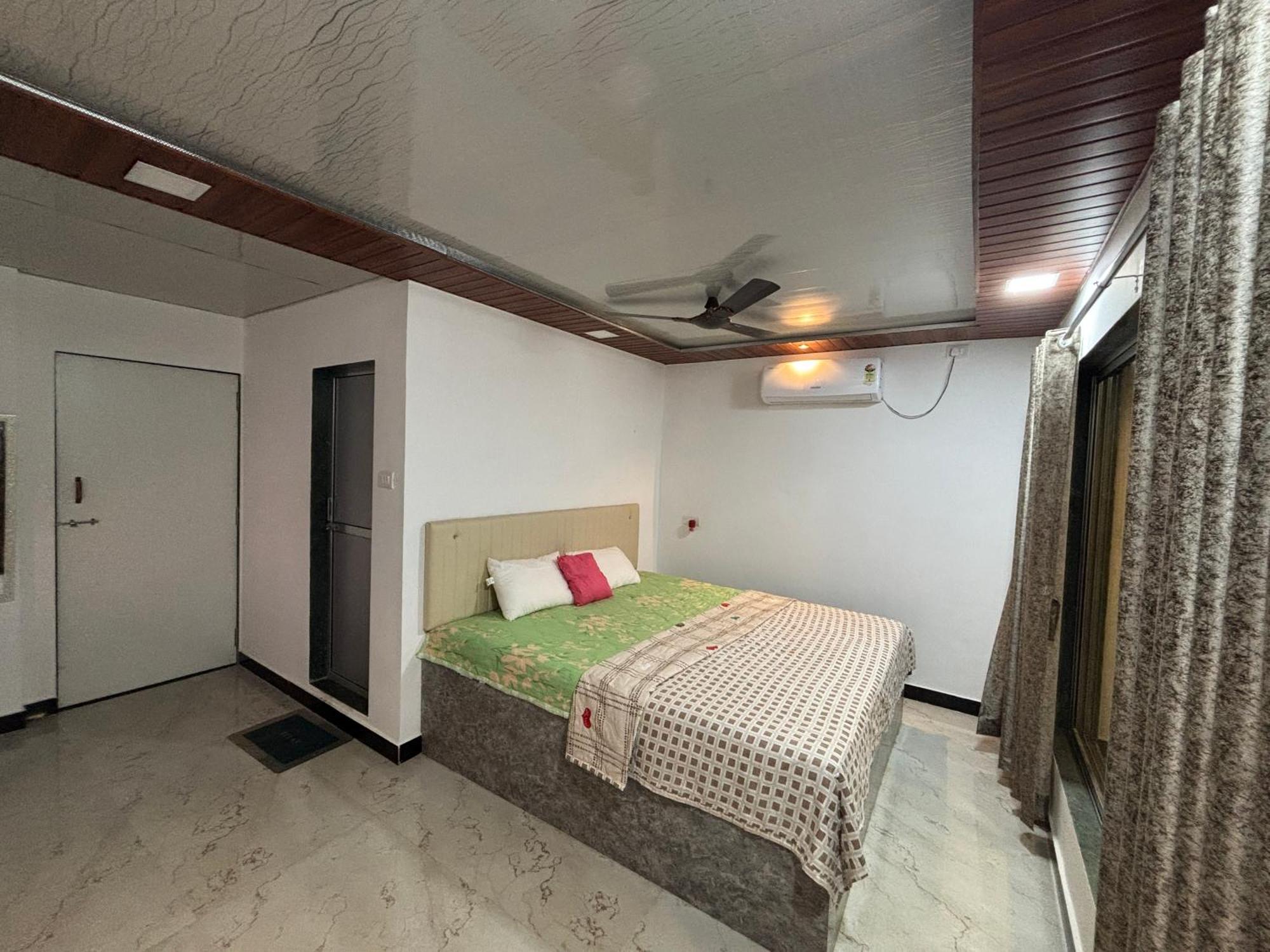 Sea Royal Rooms And Cafe Virār Exterior photo
