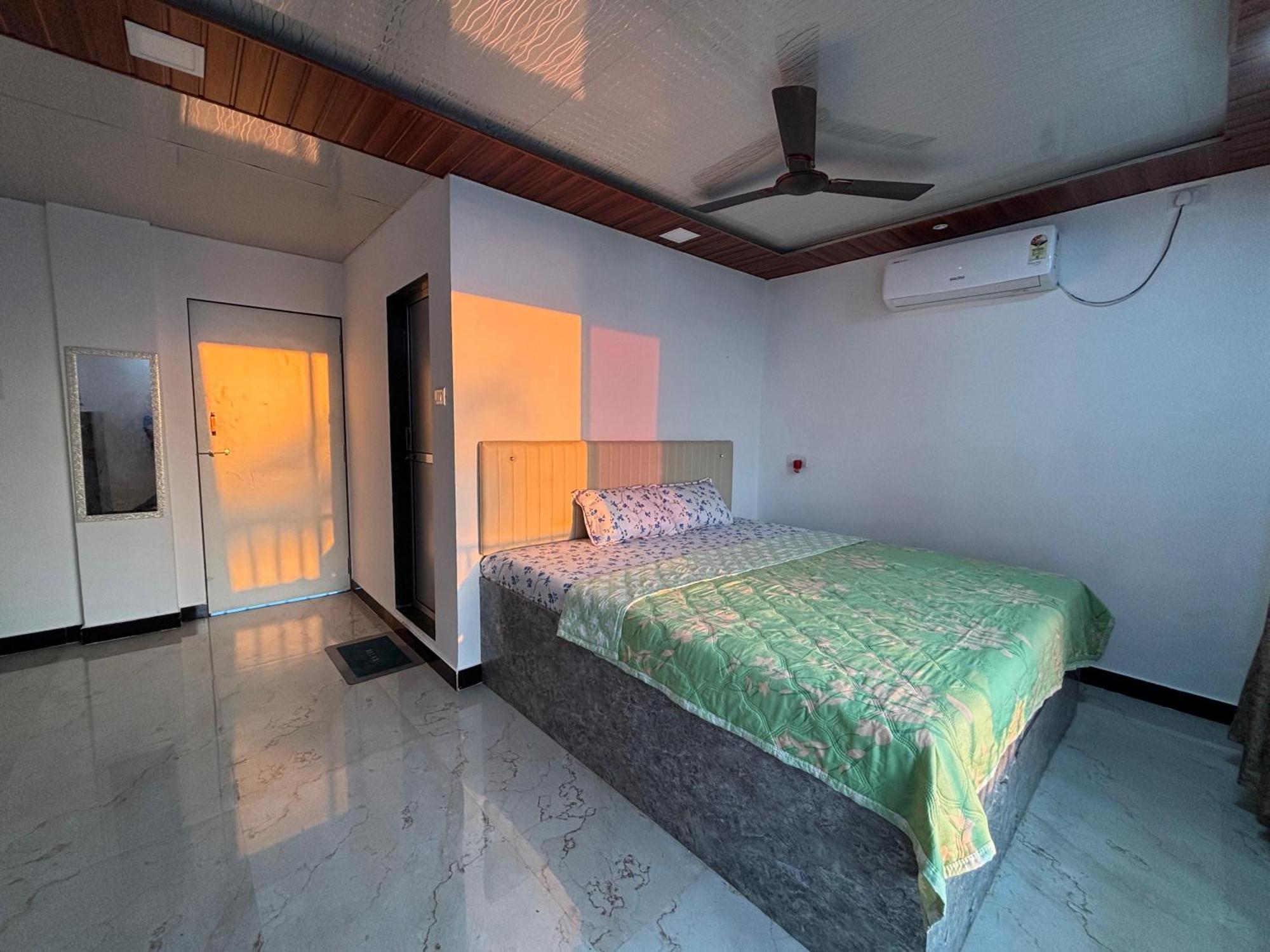 Sea Royal Rooms And Cafe Virār Exterior photo