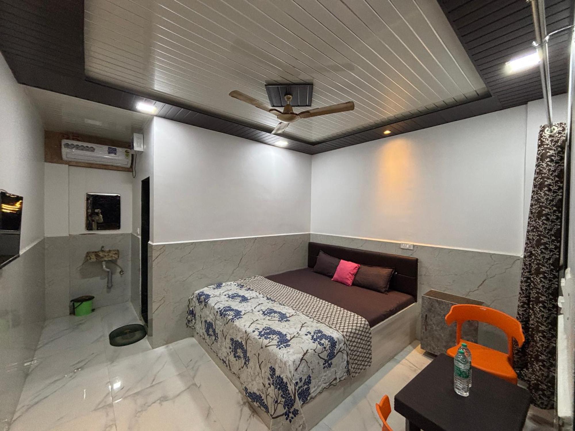 Sea Royal Rooms And Cafe Virār Exterior photo